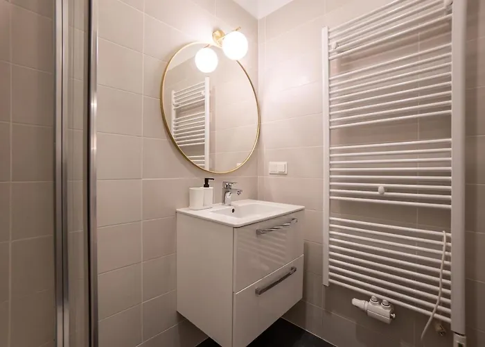 Stylish With Dedicated Working Space And Super King-size Bed Located Between Centre And Donau River *