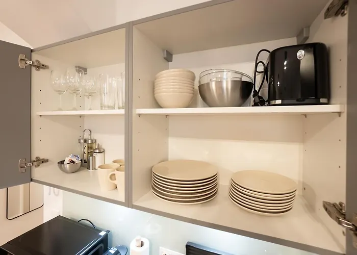Stylish With Dedicated Working Space And Super King-size Bed Located Between Centre And Donau River Appartamento *