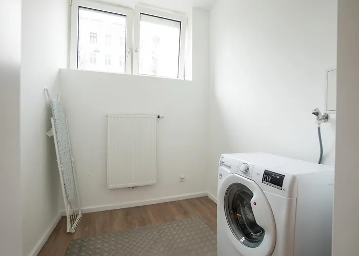 Stylish With Dedicated Working Space And Super King-size Bed Located Between Centre And Donau River *