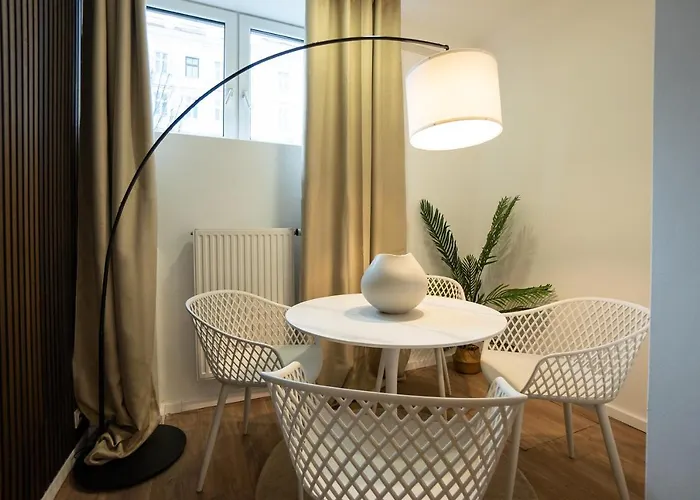 Stylish With Dedicated Working Space And Super King-size Bed Located Between Centre And Donau River