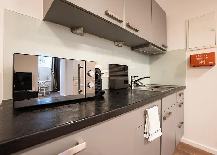 Stylish With Dedicated Working Space And Super King-size Bed Located Between Centre And Donau River *